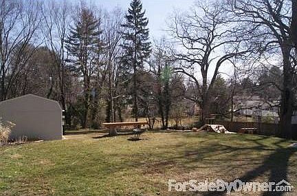 Huge back yard! : Large shed, garden, skateboarding 1/2 pipe, beautiful landscaping, great deck