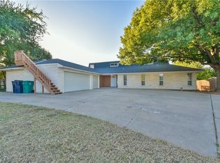9521 Lake Ln, Oklahoma City, OK 73162