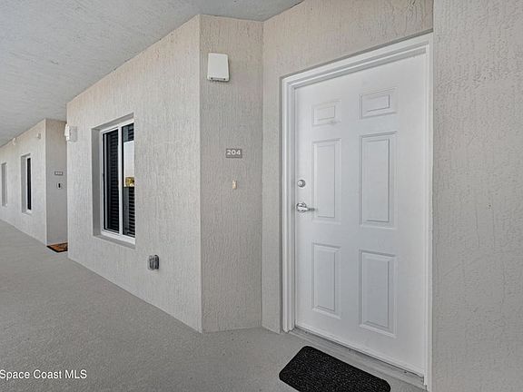 3rd image of 1825 Riverside Dr #204