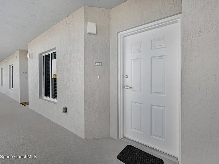 1825 Riverside Dr #204 — Photo 3