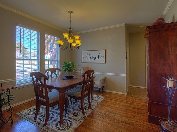 3rd image of 215 Woodview Ln