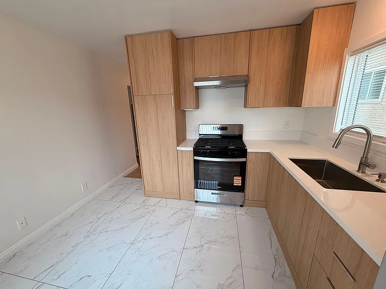 1845 S Grand Ave #1 — Photo 24