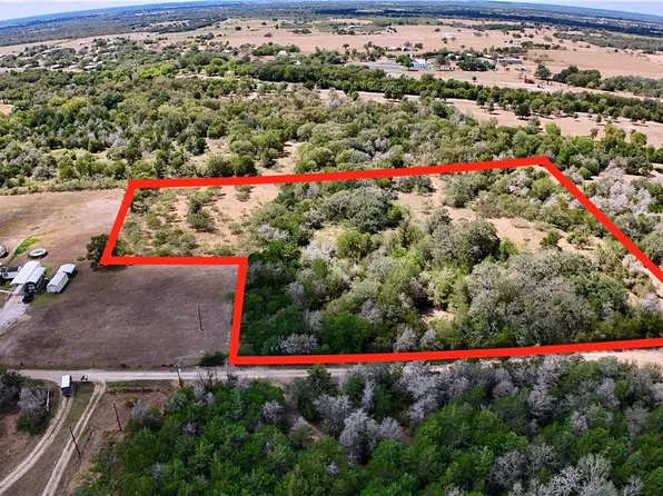 611 N Raymond Rd, La Grange, TX 78945