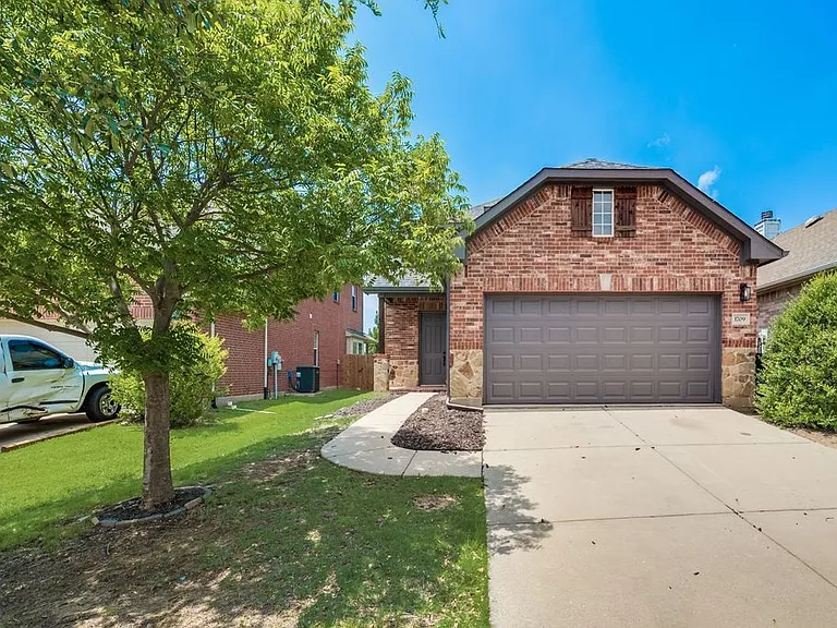 1709 Belton Dr — Photo 2