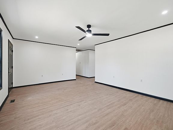4th image of 906 2nd St