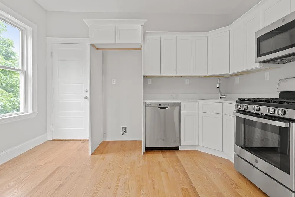 3 bed, 1350 sqft, $3,600 — Photo 2