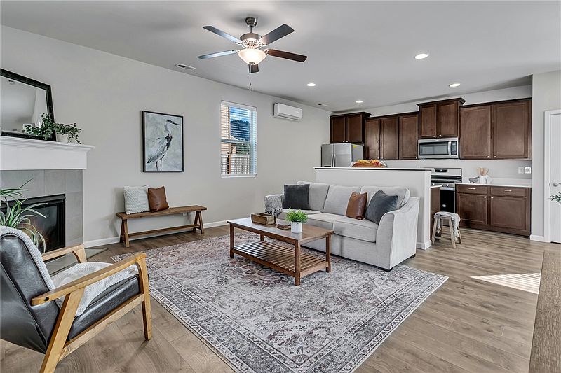 5th image of 878 Riley Drive E