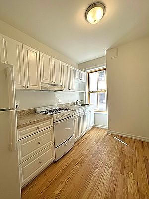 2nd image of 416 E 65th St APT 2I
