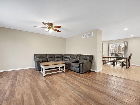 5th image of 1270 Woods Dr