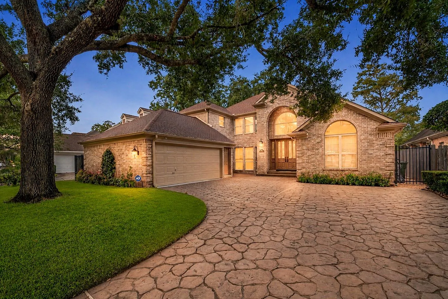 4 bed, 4.5 bath, 3702 sqft, $5,000 — Photo 1