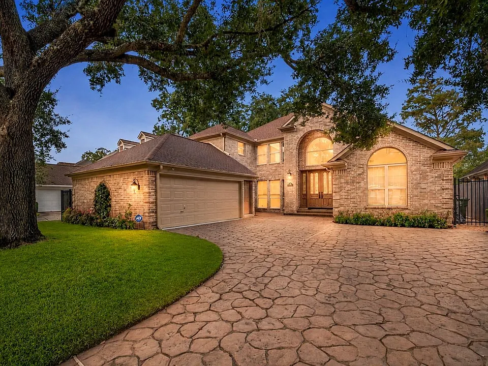 407 Lakeside Blvd