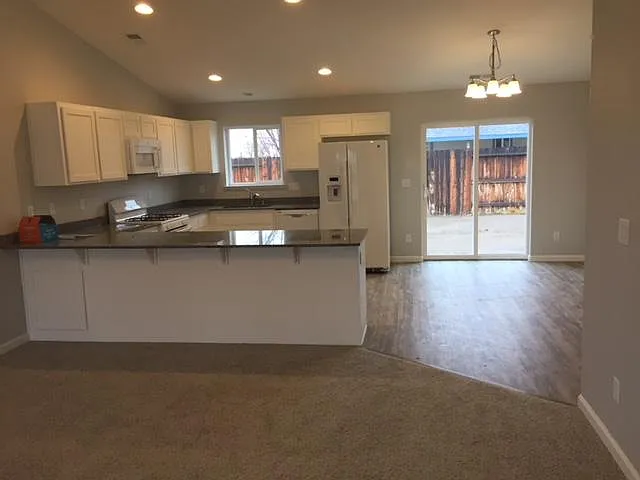 4 bed, 1523 sqft, $1,995 — Photo 2