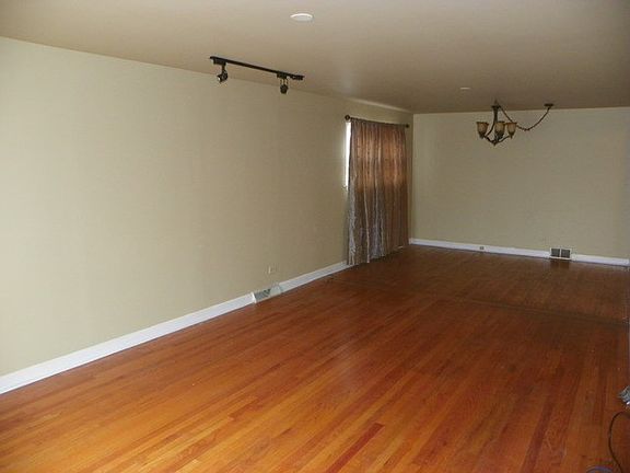 3rd image of 2600 W 90th St
