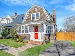 328 E 2nd St, Riverhead, NY 11901