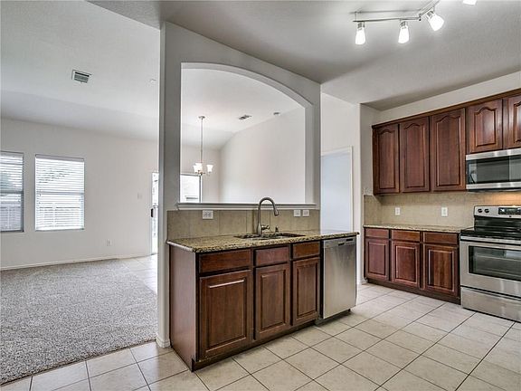 3rd image of 532 Eisenhower Ln