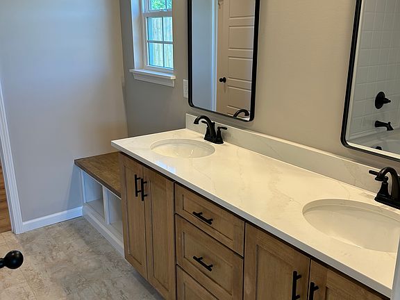 4th image of 1109 Brook Ct