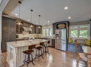 52 Deer Hills Cir, North Oaks, MN 55127