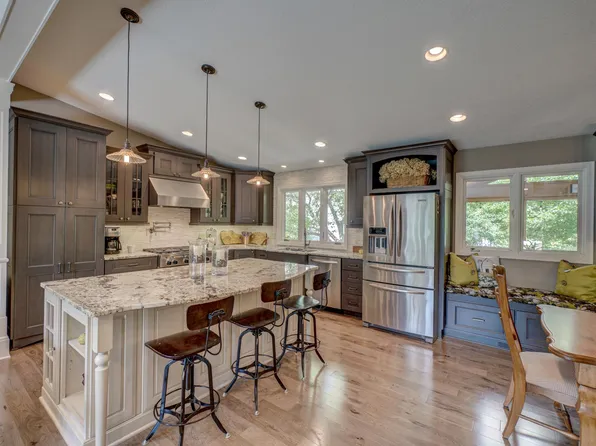 52 Deer Hills Cir, North Oaks, MN 55127