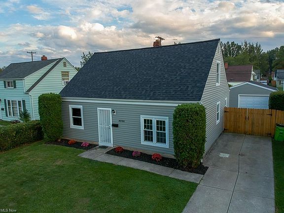 3rd image of 26300 Farringdon Ave