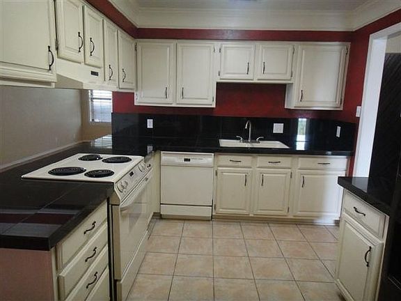 5th image of 605 Mountain Laurel Ln