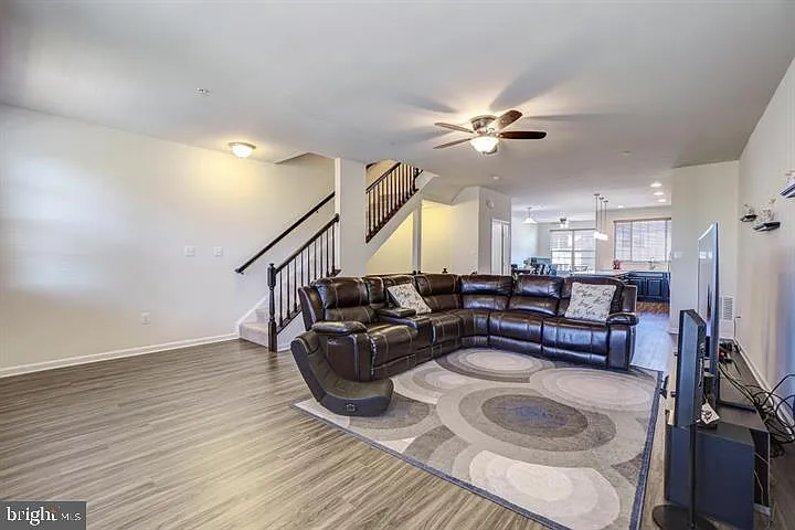 4 bed, 3.5 bath, 2550 sqft, $3,195 — Photo 4