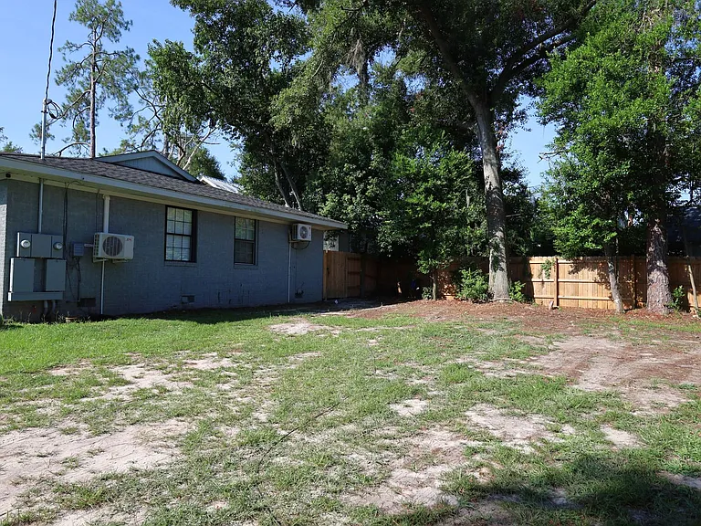 308 E Jane St — Photo 10