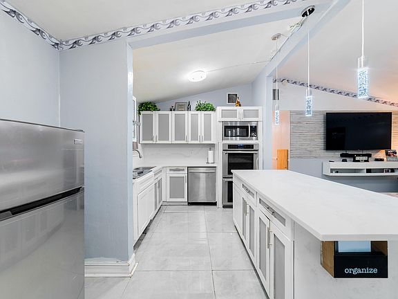 5th image of 735 Hibiscus Drive
