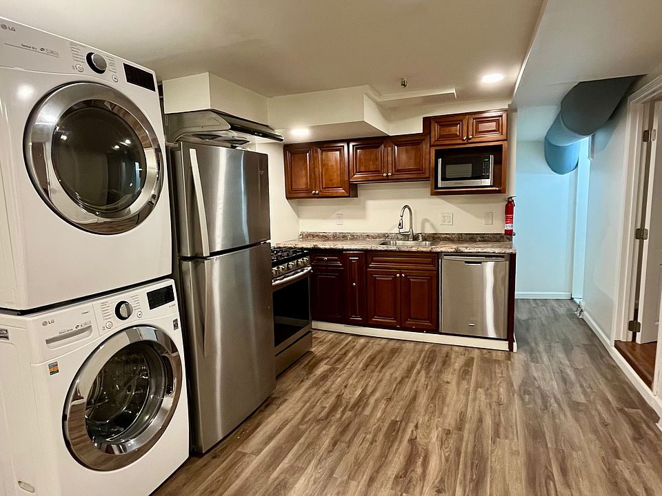 1st image of 427 Lakeshire Dr