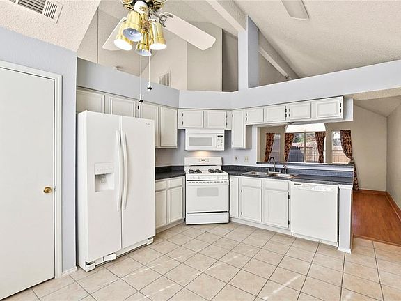 5th image of 2105 Silverthorn Ln