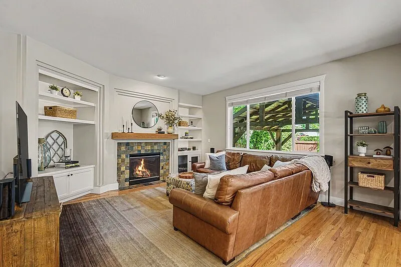 4 bed, 2.5 bath, 3153 sqft, $4,200 — Photo 4