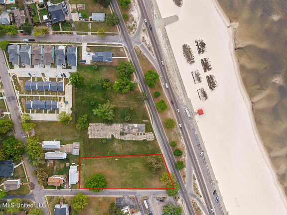 5th image of 1542 Beach Dr