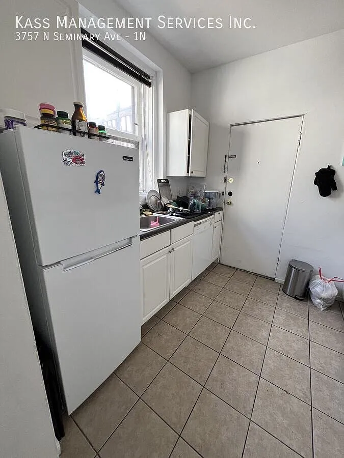 Charming 2 bed 1 bath Apartment Steps from Wrigley — Photo 4