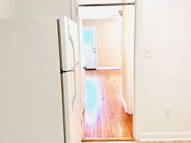 907 Hudson Ave — Photo 37