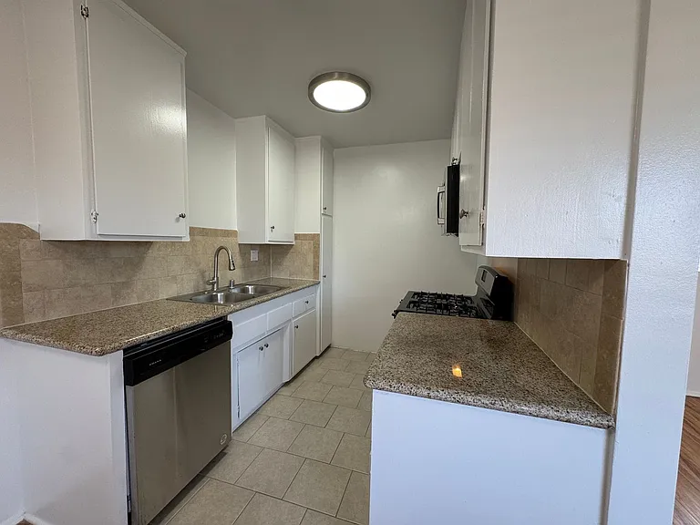 11865 Rochester Ave — Photo 5