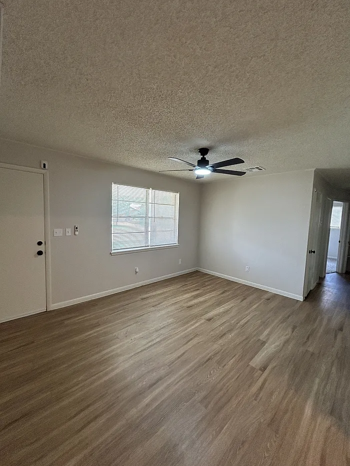 4 bed, 1.0 bath, 1210 sqft, $1,400 — Photo 2