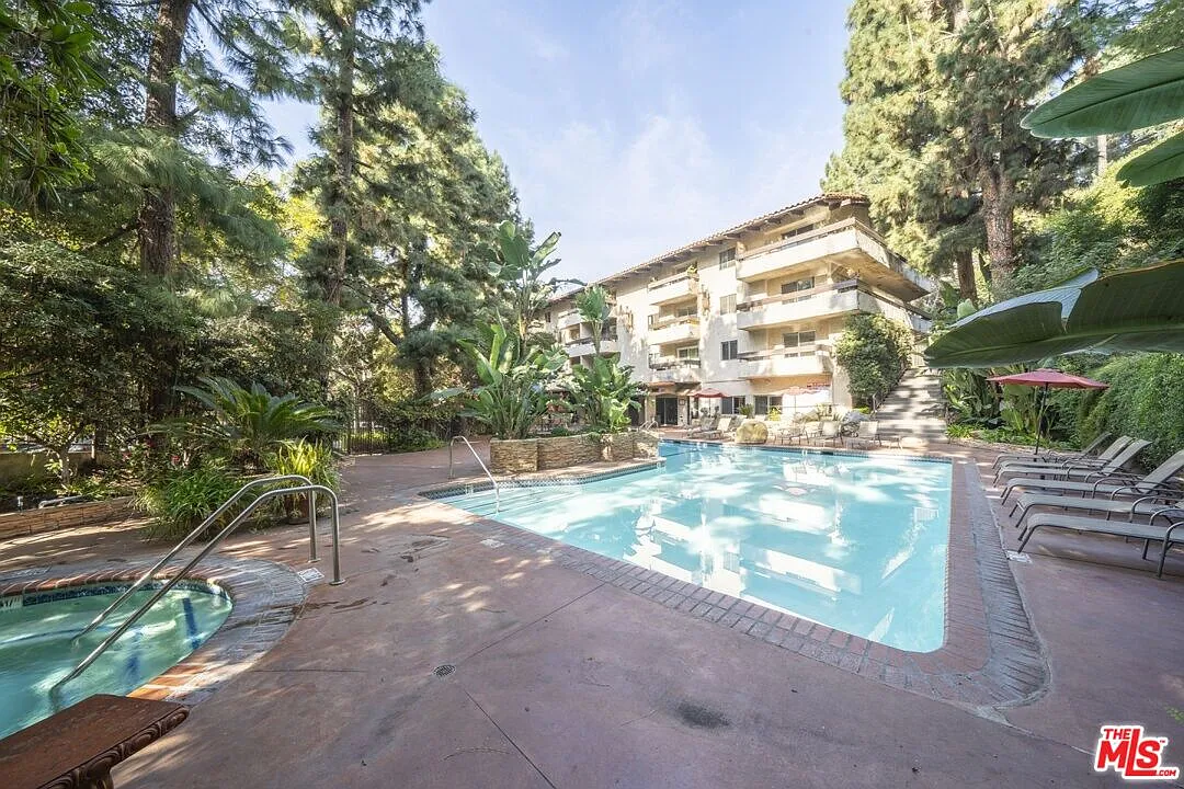 2 bed, 2.0 bath, 1002 sqft, $3,200 — Photo 2