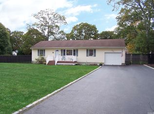 20 Park Ave, Shirley, NY 11967