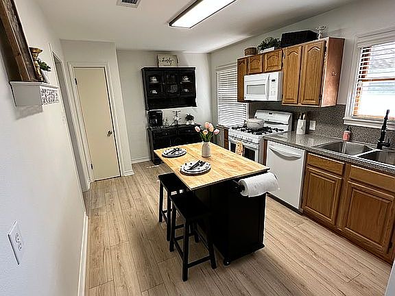 3rd image of 1503 Avenue K