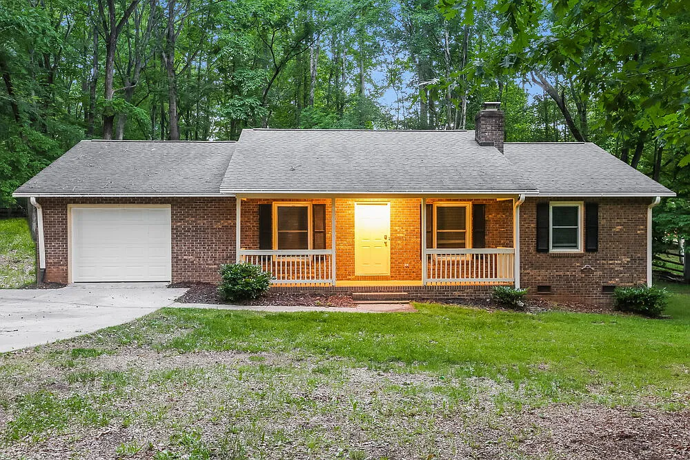 3 bed, 2.0 bath, 1427 sqft, $2,085 — Photo 1