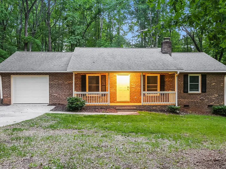 431 Hillcrest Dr — Photo 1