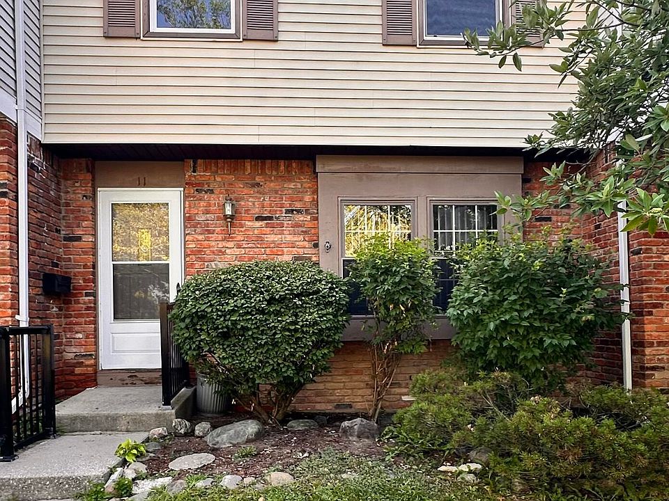 1st image of 11 Meadowbrook Dr