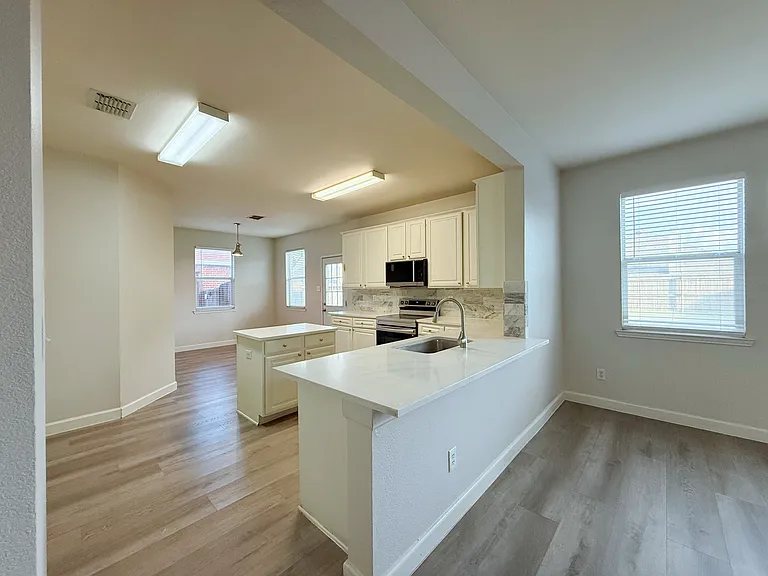 1916 Silver Leaf Dr — Photo 13
