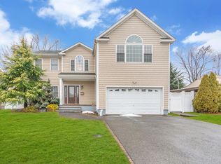 31 Candy Ln, Syosset, NY 11791