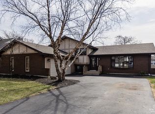 8336 Mending Wall Dr, Woodridge, IL