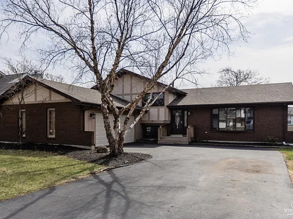 8336 Mending Wall Dr, Woodridge, IL 60517