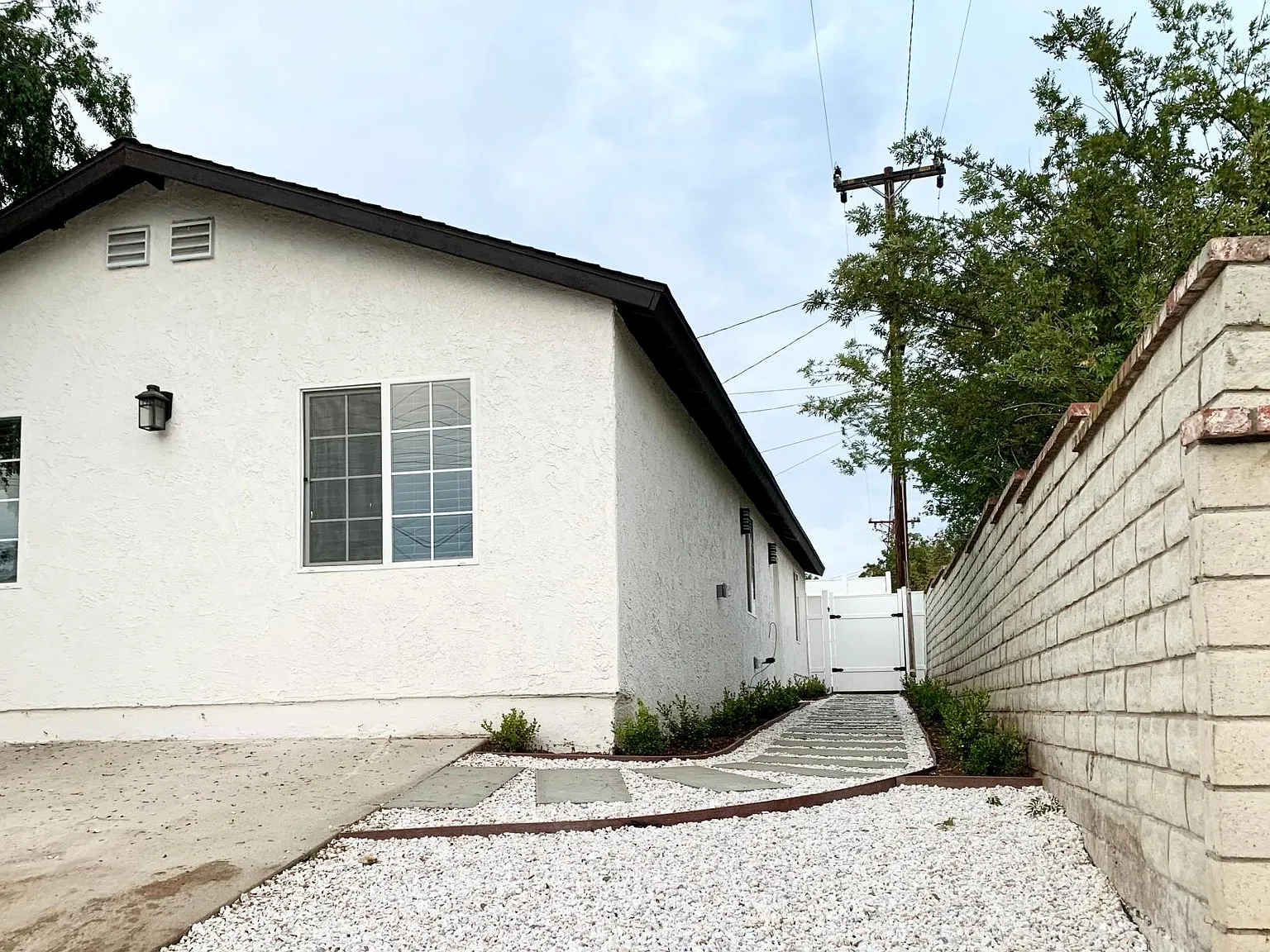 616 E Avenida De Las Flores — Photo 2