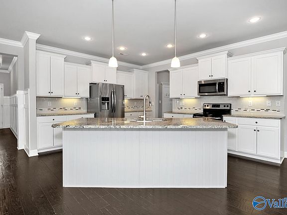 5th image of 207 Blackwood Dr