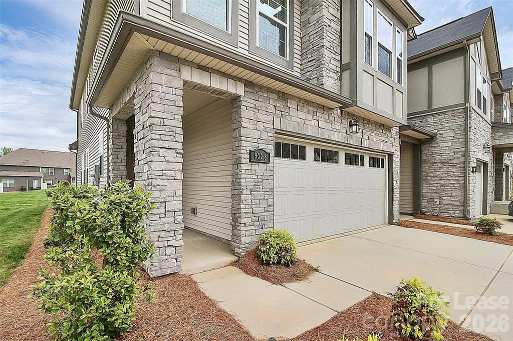 3 bed, 2.5 bath, 1852 sqft, $2,300 — Photo 1