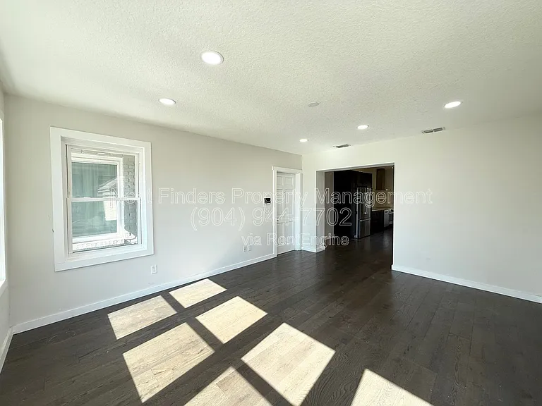1733 Memorial Park Ter — Photo 3
