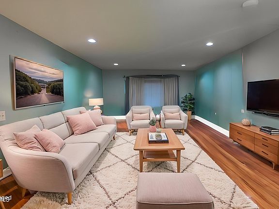4th image of 10 Beacon Court #80